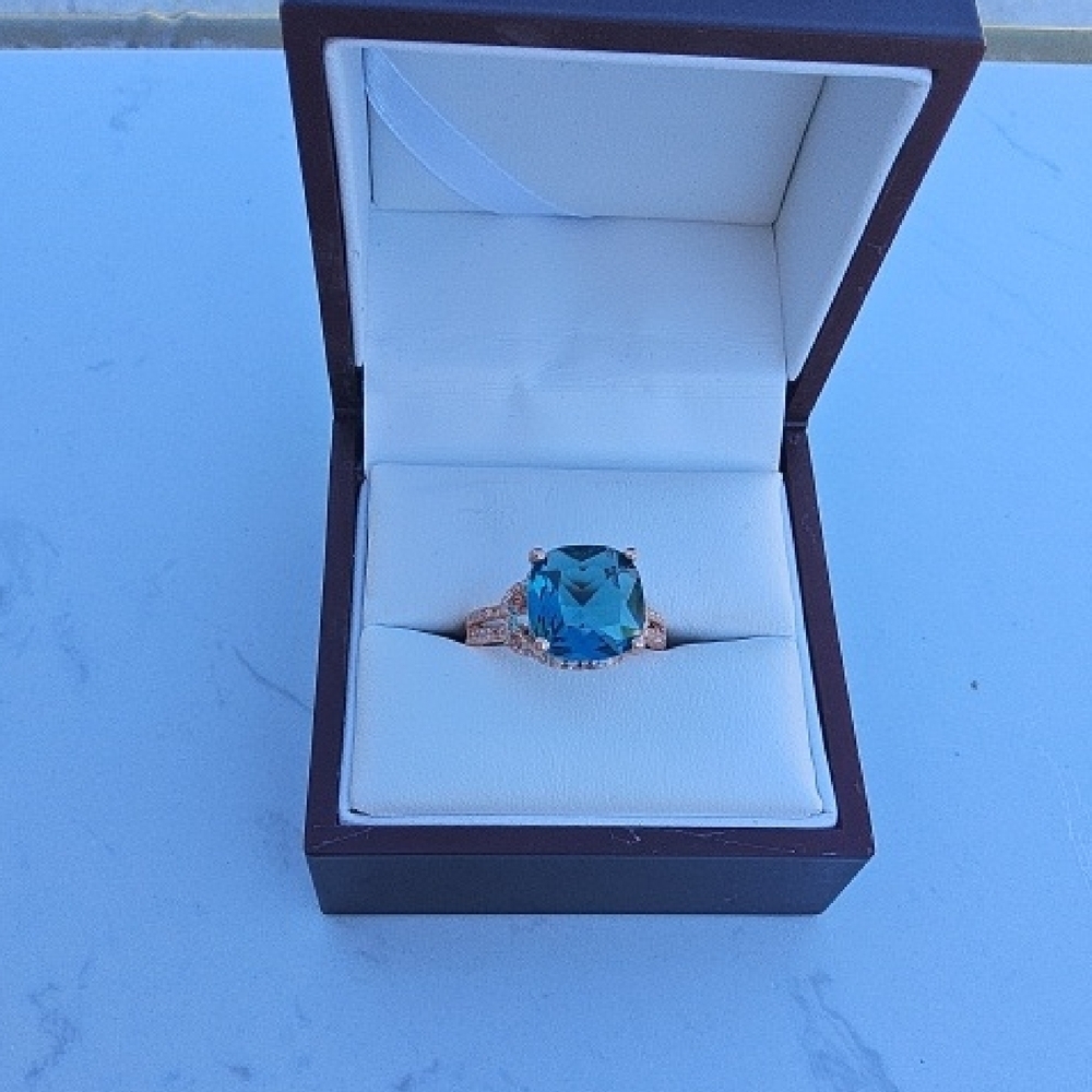 Exquisite Gold Ring with Blue Gemstone - Picture 1 of 1